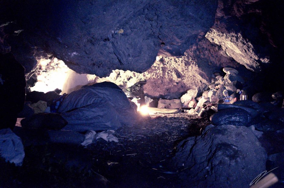 Die Höhle sah von außen in etwa so aus. Nachts.